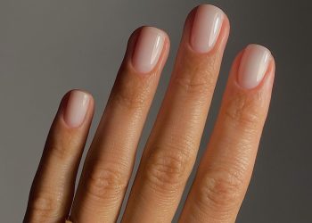 Coconut-milk manikúra vrací na léto průsvitnou bílou