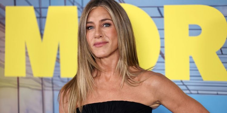Jennifer Aniston cvičí plank i na dovolené