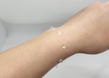 Elektronické vlákno může skrýt zdravotní senzory do oblečení