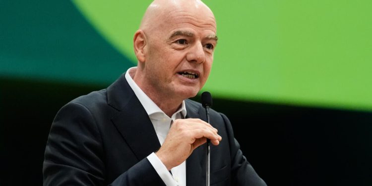 FIFA propustila provozního ředitele Kevina Lamoura